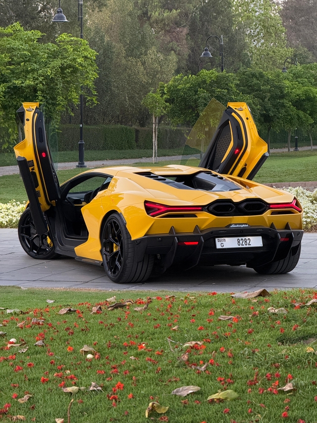 Lamborghini Revuelto image 1900