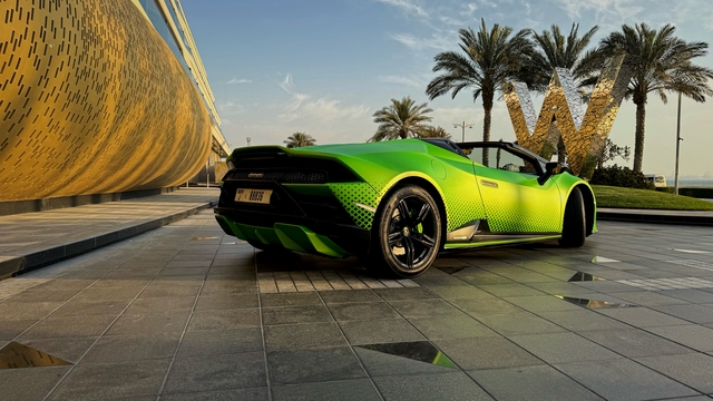 Lamborghini Huracán EVO Spyder 2024 Rent in Dubai: Green Convertible, 2-Seater, V10 Engine image 2037
