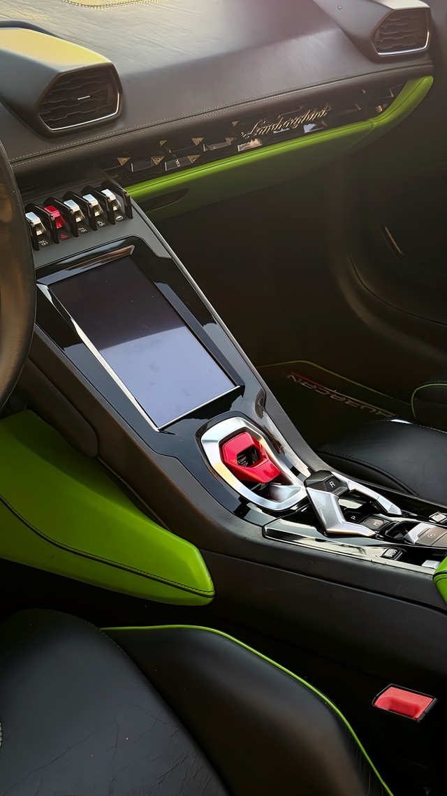 Lamborghini Huracán EVO Spyder 2024 Rent in Dubai: Green Convertible, 2-Seater, V10 Engine image 2039
