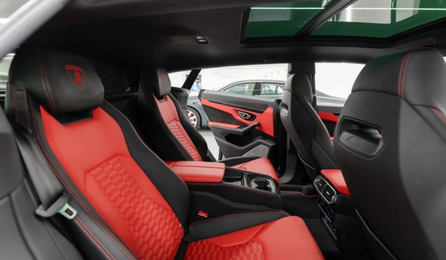 Lamborghini Urus Rental image 31