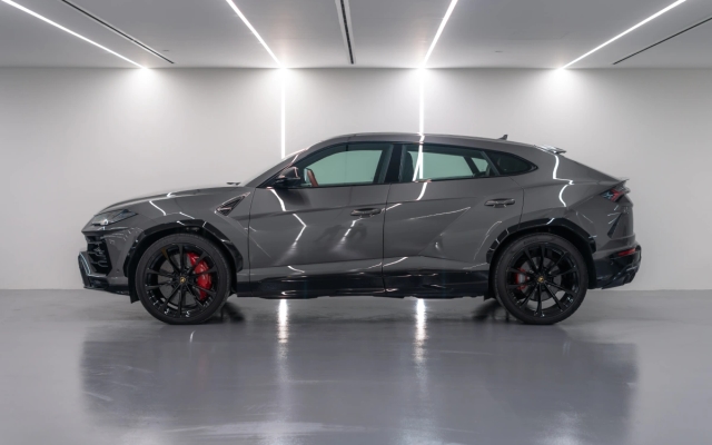 Lamborghini Urus Rental image 36