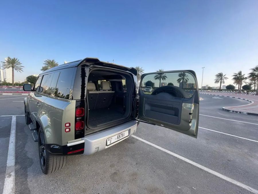 رمادي فاتح - جلد Land Rover Defender 2023 for rent in Dubai