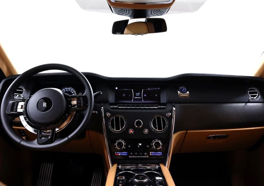 أبيض Rolls Royce Cullinan Black Badge 2023 for rent in Dubai