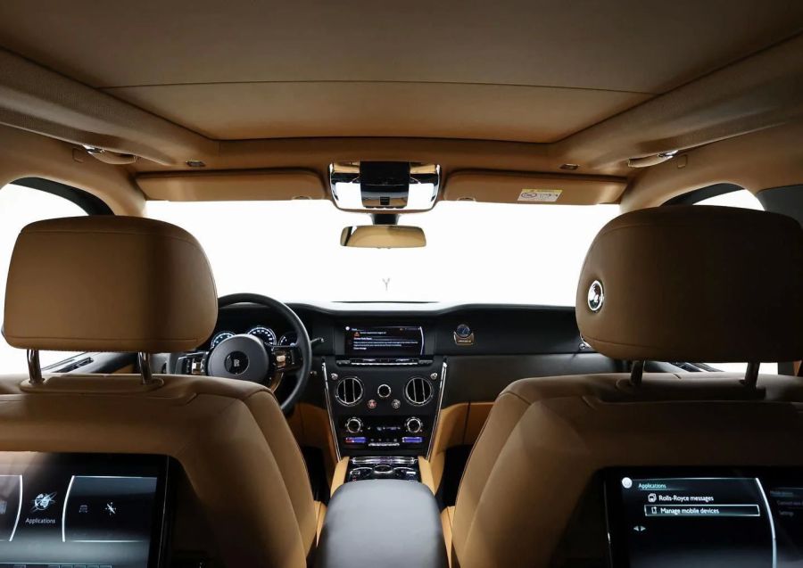 أبيض Rolls Royce Cullinan Black Badge 2023 for rent in Dubai
